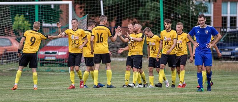 Piłka nożna. Iskra i Jeziorak gonią lidera