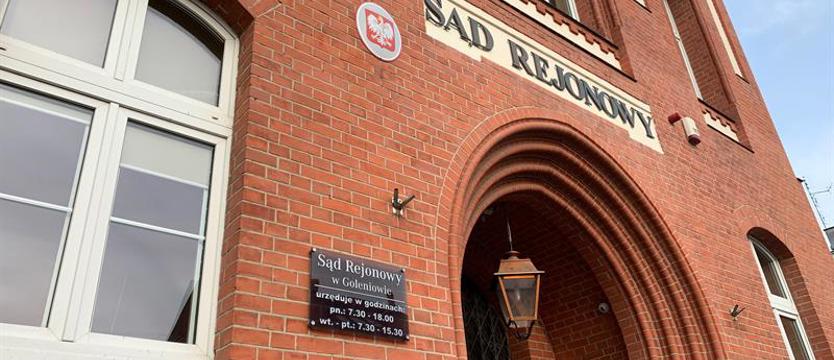 Wdarł się do samochodu, zaatakował kobietę i ukradł jej... 10 złotych