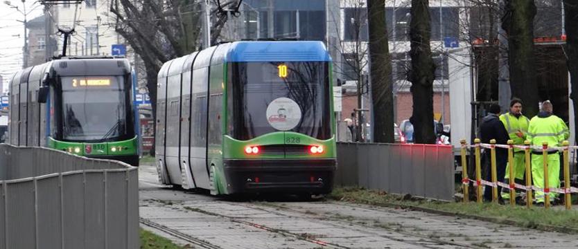 Nowe wygrodzenia torów w alei Niepodległości