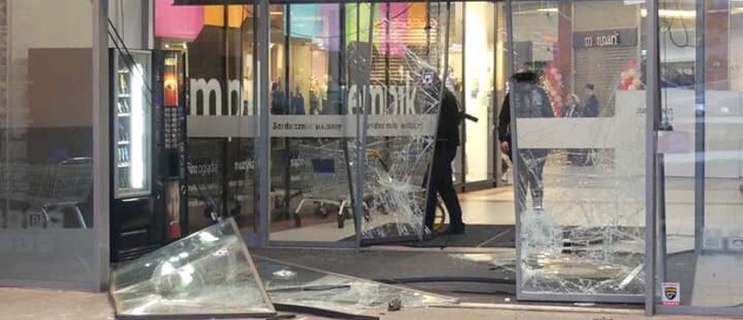 Zuchwały napad. Wjechali samochodem w sklep jubilerski