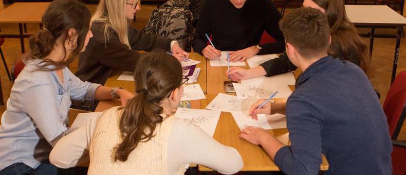 Maraton pisania listów zgromadził młodych. Bronią praw człowieka