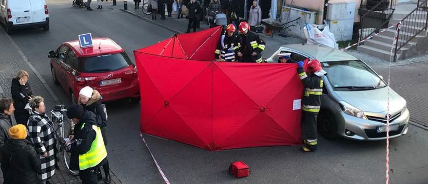 Auto przygniotło kobietę. Mieszkańcy podnieśli samochód