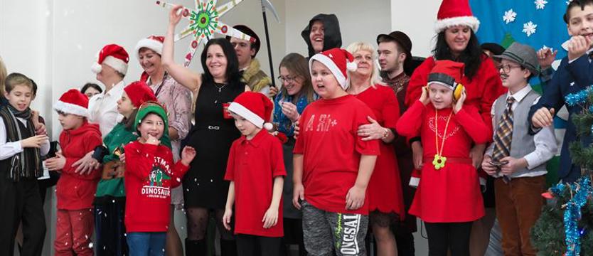 Świątecznie w SP 52 Specjalnej. Choinka i rodzinka