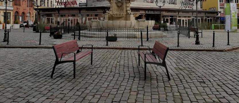 Surrealistycznie na placu [FELIETON]