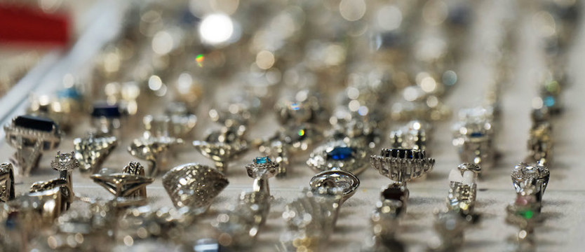 Kradzież w sklepie jubilerskim przy al. Niepodległości w Szczecinie