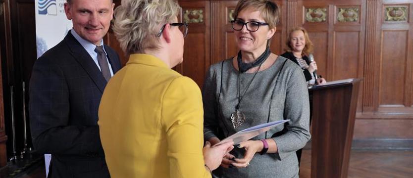 Szkoły z rankingu docenione. Tort i dyplomy dla najlepszych