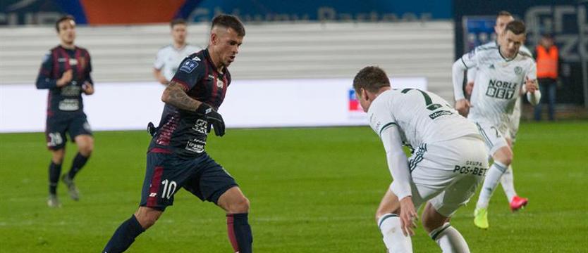 Piłka nożna. Liczne transfery aktem desperacji