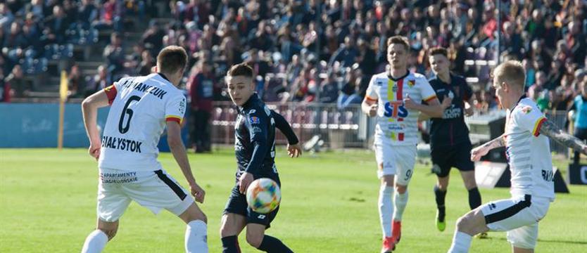 Piłka nożna. Grają drużyny w głębokim kryzysie