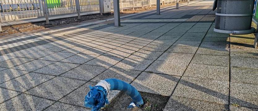 Tajemnicza rura na przystanku