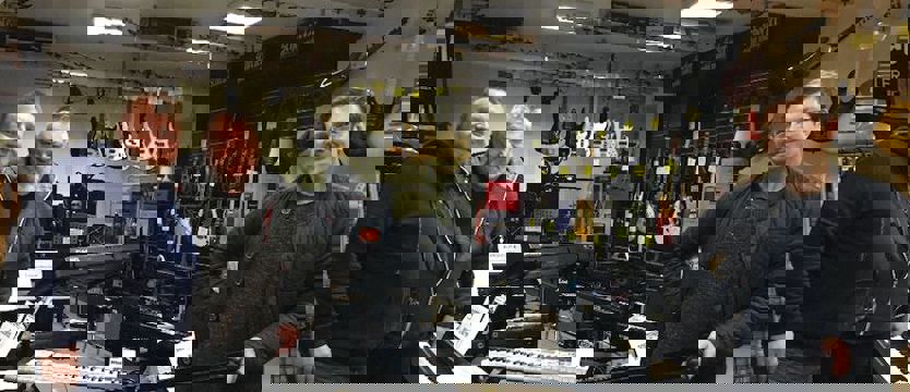 Z pianinem na kwarantannie. Fantastyczny gest szczecińskiego gitarzysty