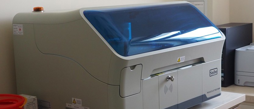Badanie próbek w szpitalu przy Arkońskiej przez całą dobę. Przybywa urządzeń