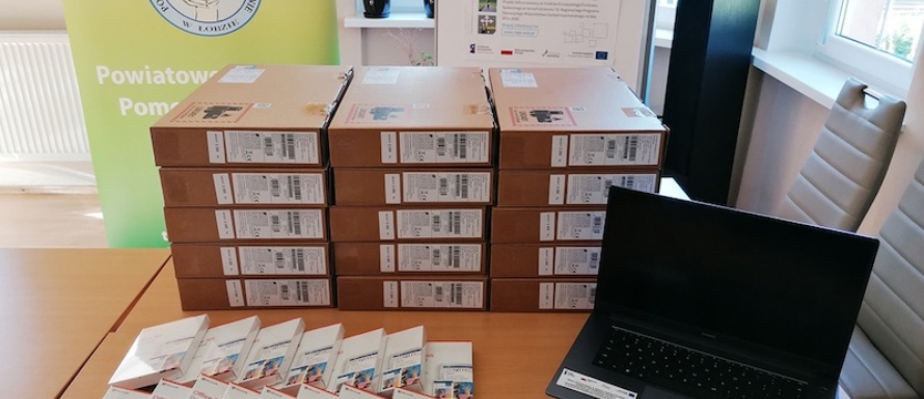 Laptopy od marszałka dla wychowanków pieczy zastępczej