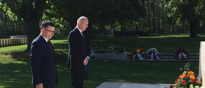 Wieńce pod pomnikami