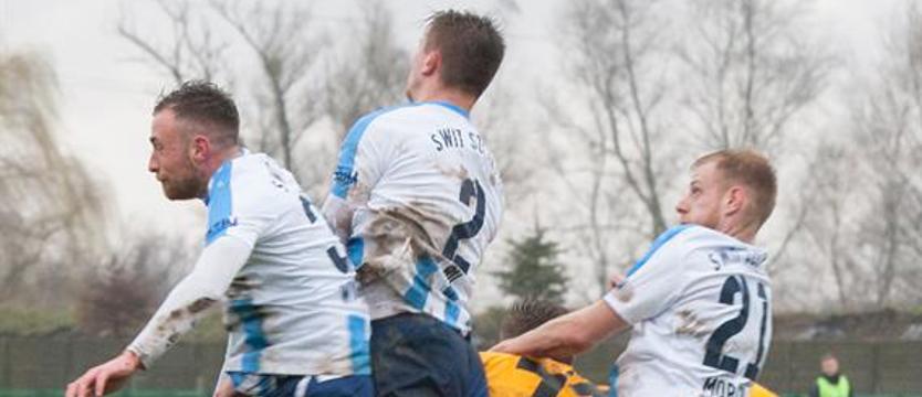 Piłka nożna. Równi i równiejsi