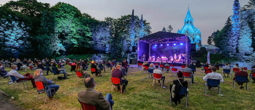 Poruszająca muzyka na cmentarzu. Coroczny koncert w środku nocy