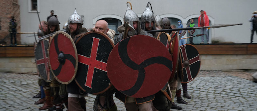 Noc Kupały na Zamku. W maseczkach świętowali letnie przesilenie