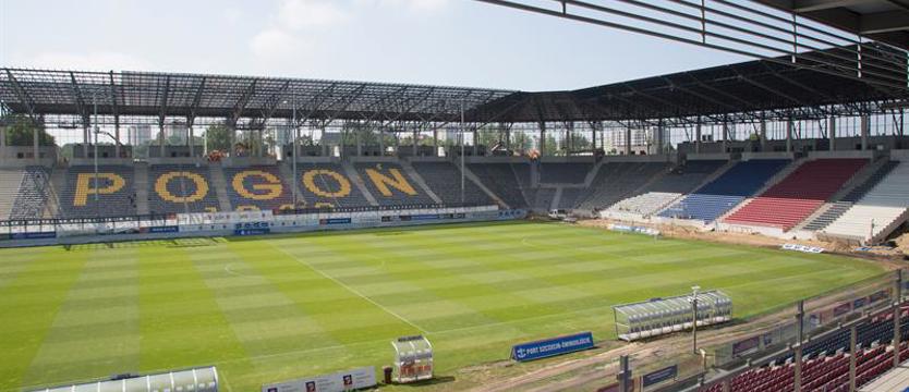 Piłka nożna. Piękny napis i opóźnienie [GALERIA]