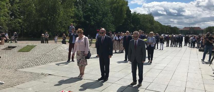 Kwiaty pod pomnikiem na 75-lecie polskiego Szczecina