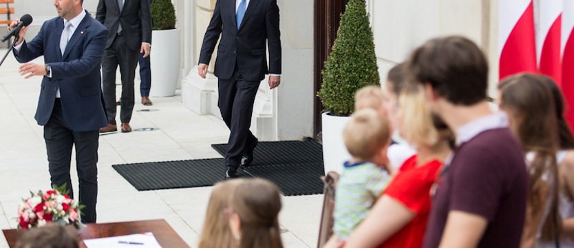 Prezydent podpisał projekt zmiany Konstytucji RP, zakładający zakaz adopcji dziecka przez pary jednopłciowe