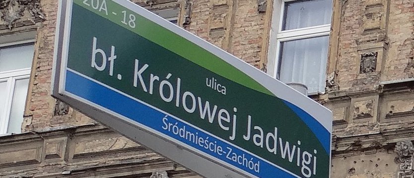 Artystyczne wydarzenie na ul. Królowej Jadwigi. Rozbudowany ołtarz ku czci