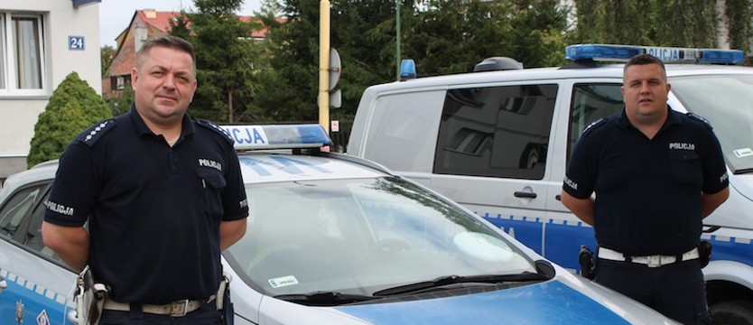 Policjanci eskortowali kobietę w stanie wstrząsu po ukąszeniu owada