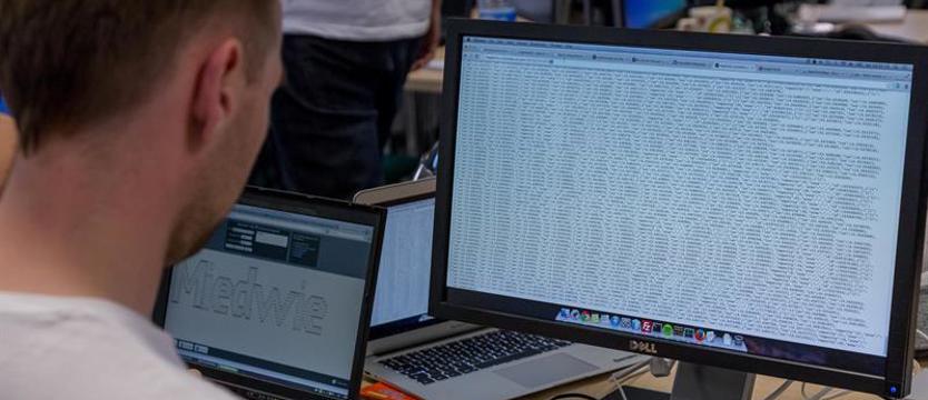 Młodzież do komputerów!