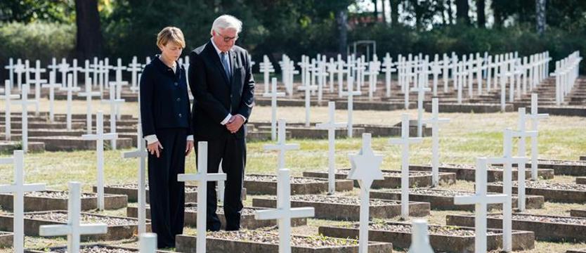 Białowłosa kobieta płacze