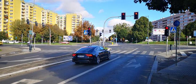 Ulicą Santocką na wprost tylko z jednego pasa