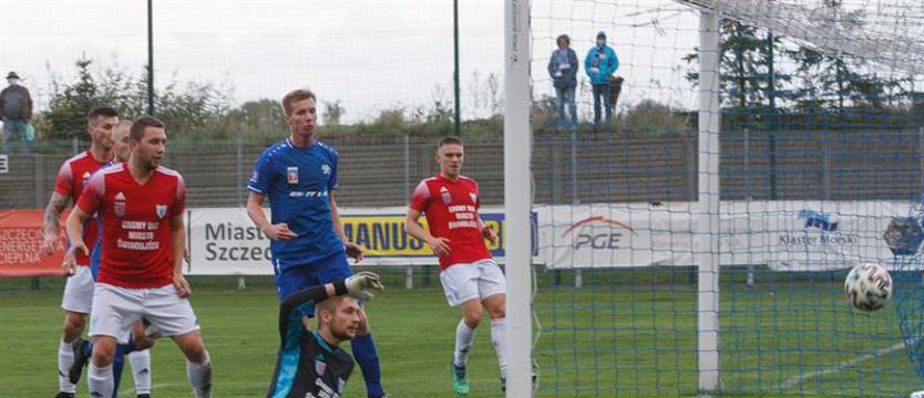 Piłka nożna. Świt zaskoczył wyspiarzy