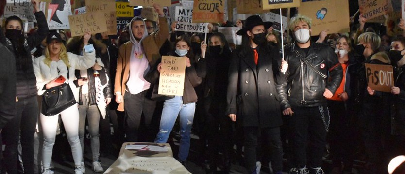 Protest kobiet w Stargardzie coraz głośniejszy