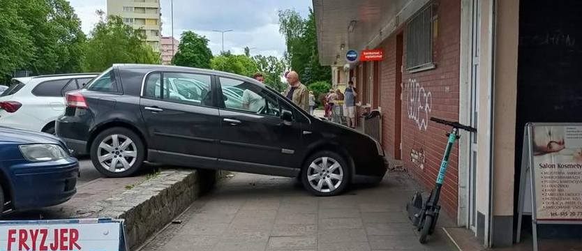 Kierowca się zagapił? Samochód uderzył w ścianę