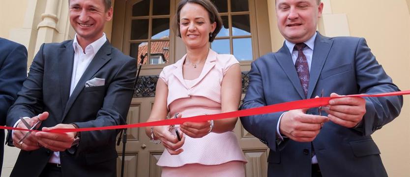 Czerwony dywan przed muzyczną (galeria)