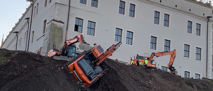 Koparka zsunęła się ze skarpy przy Zamku Książąt Pomorskich