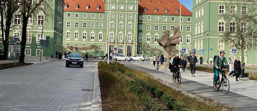 Jak zdobyć numerek do wydziału komunikacji? Kolejki wiją się pod magistratem