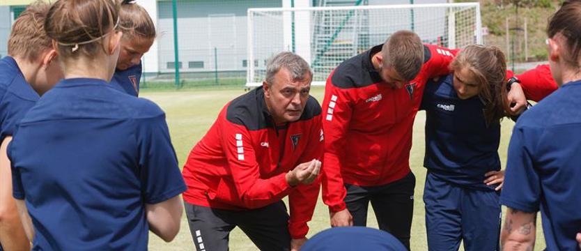 Piłka nożna. Trener uczy się kobiecego sportu