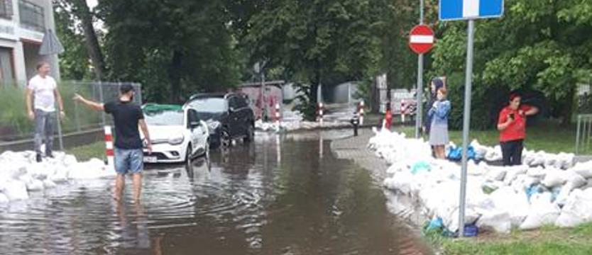 Workami z piaskiem obstawiają osiedle. Wody opadowe zalewają im nieruchomości