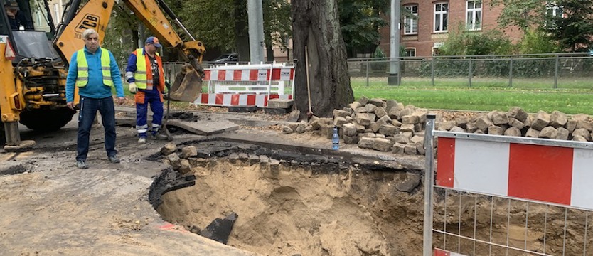 Awaria wodociągu na ulicy Wawrzyniaka w Szczecinie. Są utrudnienia w przejeździe