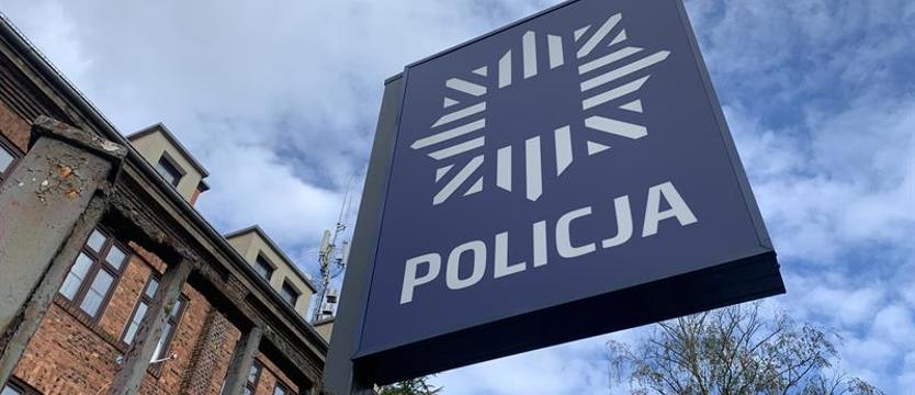 Stanie przed sądem. Na przesłuchanie w sprawie braku prawa jazdy przyjechał samochodem