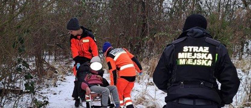 Strażnicy miejscy uratowali samotną kobietę