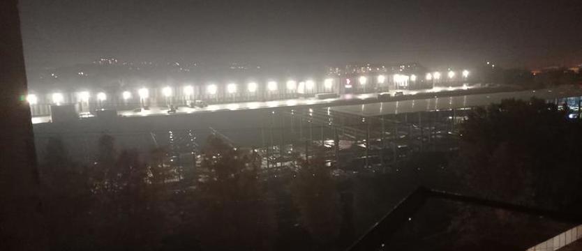 W sąsiedztwie hali przy ul. Druckiego-Lubeckiego. Intensywne oświetlenie nie pozwala spać