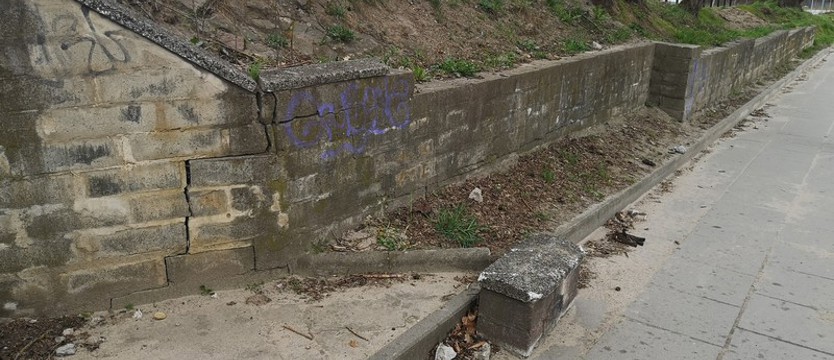 Mur obok wjazdu na stadion grozi zawaleniem
