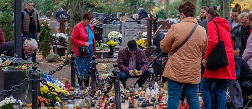 W dniu Wszystkich Świętych. Spotkania wspomnień i pamięci nad grobami