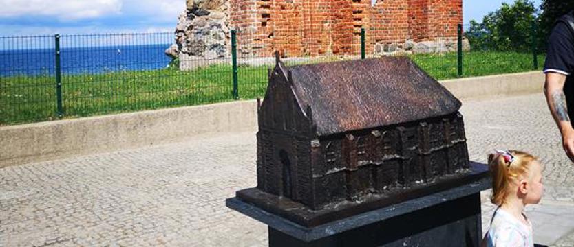 Zielenica i rzeźba kościółka. Nowe atrakcje w Trzęsaczu