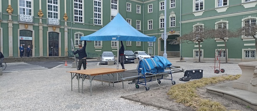 Namioty znikają sprzed urzędu miasta w Szczecinie