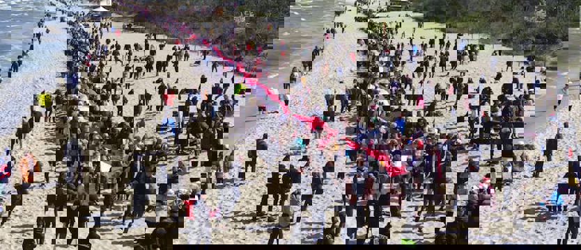 Najdłuższa flaga narodowa na plaży w Międzyzdrojach