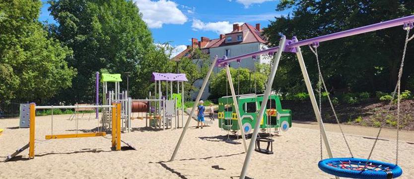 Ukryte na widoku. Polana na ścianie parku – zobacz, doceń i baw się