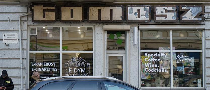 Napis „Tomasz” odsłonięty. PRL-owski relikt znowu zdobi Śródmieście