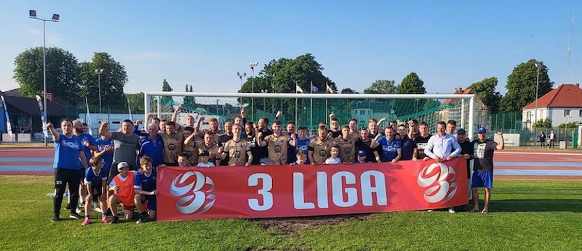 Piłka nożna. Vineta zostaje w III lidze. Na boisku wylądował helikopter