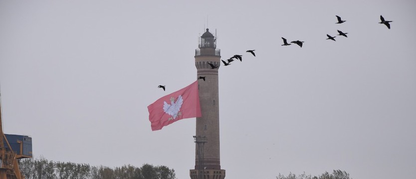 Historyczna flaga powiewa na latarni morskiej w Świnoujściu