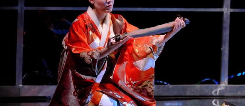 Gejsza, która pędzi ku światłu jak kamikadze